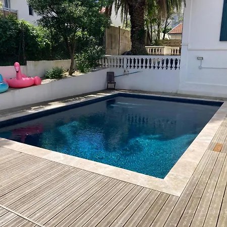Avec Grand Balcon, Piscine Et Parking