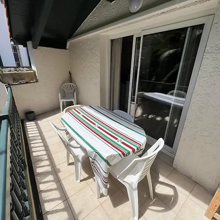 Avec Grand Balcon, Piscine Et Parking